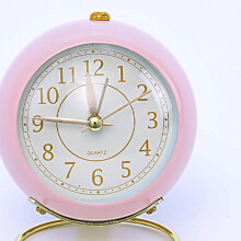 Reloj despertador redondo rosa ingenioso, 1 pila AA, cuarzo
