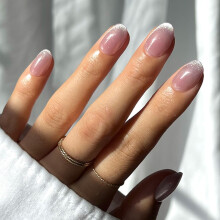 Glamnetic Press On Nails - Fairy Dust | Korte Ovale Beige-Roze Nagels met Metallic Afwerking | 15 Maten - 30 Nagelset met Lijm