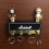 1 x Guitar Hook avaimenperä seinäteline. 4 x Guitar Plug avaimenperää. 1