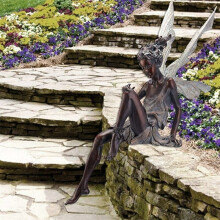 Istuu puutarhahahmo taikakeiju, istuu Tudor ja Turek
