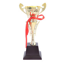 12,6palcový zlatý pohár s trofejí pro vítěze sportovních soutěží ve fotbale
