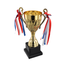 11,4palcový zlatý pohár s trofejí pro vítěze sportovních soutěží ve fotbale