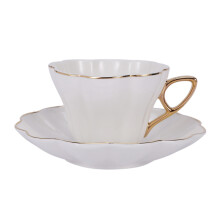 Elegante juego de taza de té con platillo de porcelana blanca y flores de porcelana para café expreso