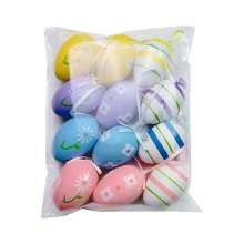Simulazione di giocattoli da colorare per l'asilo nido con uova dipinte a mano fai da te per Pasqua