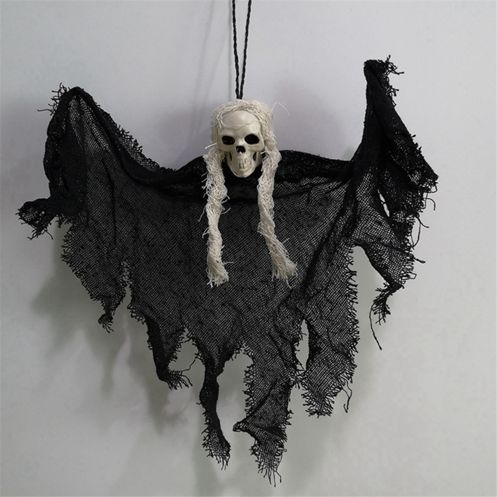 Décorations d'Halloween en forme de crâne et de fantôme, maison hantée ...