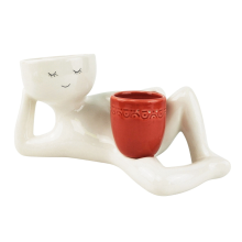 Personne relaxante tenant un pot de fleurs avec trou de drainage, vase décoratif pour plantes succulentes et cactus, rouge