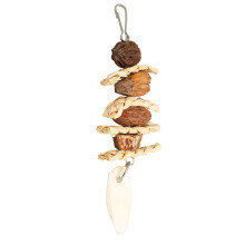 Hängendes Vogel-Kauspielzeug mit Maisblättern und Nüssen, Sepiastock, Edelstahlschäkel