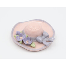 Cosmos Gifts Mini rzsaszn porceln sapka lila virgokkal 3-1/4 hvelykes figurval