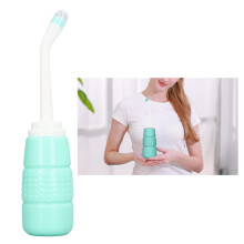 Reisefreundliche 350ml Bidet-Flasche mit ergonomischem, schrägem Duschkopf-Design