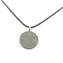 Pedras e Minerais. Colar peça Bélgica 5 francos - Leopoldo III - tipo Rau Corda preta.