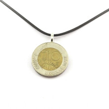 Pedras e Minerais. Colar moeda Finlândia 10 marcas. Corda preta.