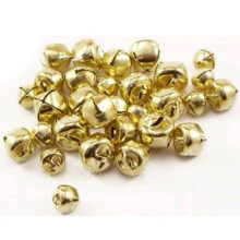 60 pequeños cascabeles dorados