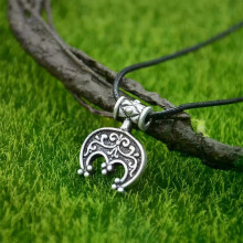 PARK (placcato argento antico) Collana con ciondolo a forma di luna crescente con simbolo slavo della