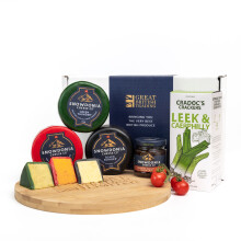 Snowdonia Welsh Cheese Hamper with Onion Chutney + Cradocs Crackers