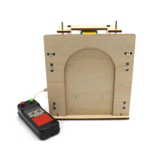 Houten liftdeur, zelfgemaakt huis, garagemodel, elektrische deur, doe-het-zelf, technologie, speelgoed
