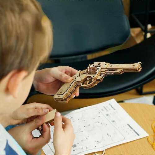 Houten revolver speelgoed 2