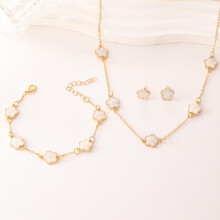(A white three-piece set) Lucky Flower jewelry, five-leaf clover necklace, bracelet and stud 3-piece set