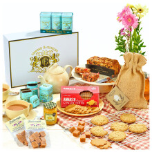 Edmond & Charles Luxury Afternoon Tea Hamper for 2 ? Featuring a Selection of British Tea, Fruit Cake, Lemon Curd, Clotted Cream Fudge & Gourmet