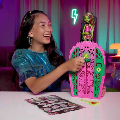 Monster High MONSTER HIGH Mysterious Secrets Venus McFlytrap Set - Monster High - HYT75 - Board Game 1