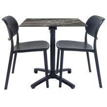 Faltbarer Tisch mit marmorierter Oberfläche + 2 Stühle für die Terrasse