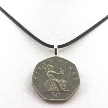 Pedras e Minerais. Colar moeda Reino Unido 50 pence Elizabeth II 3ª efígie, Cordão preto.