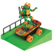 Teenage Mutant Ninja Turtles: Mutant Mayhem Michelangelo auf einem Skateboard mit Zubehr von Playmates Toys - Amazon Exclusive