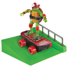 Teenage Mutant Ninja Turtles: Mutant Mayhem Raphael auf einem Skateboard mit Accessoires von Playmates Toys - Amazon Exklusiv