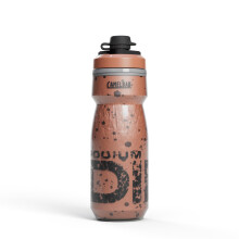 Borraccia CamelBak Podium Dirt Series Chill isolata per mountain bike Squeeze Sierra Red 21 once