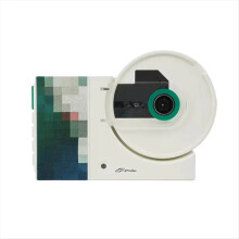 Aan de muur gemonteerde cd-muziekspeler met afstandsbediening, thuisaudioluidspreker, groen