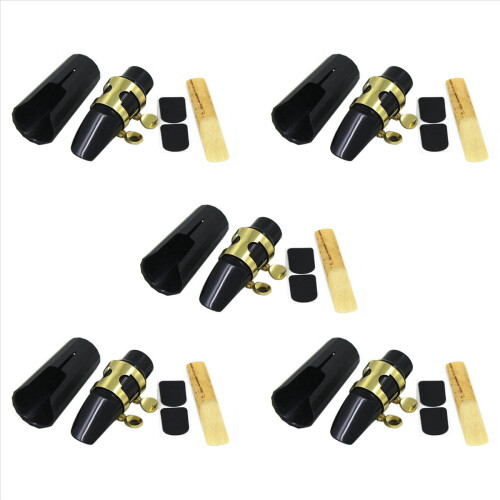 Saxofone soprano com fivela de metal e boquilhas pretas