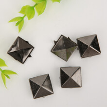 100 Stück Quadratische Pyramiden-Punknieten 15mm Messing-Studs für Kleidung, Schuhe, Tasche, Schwarz
