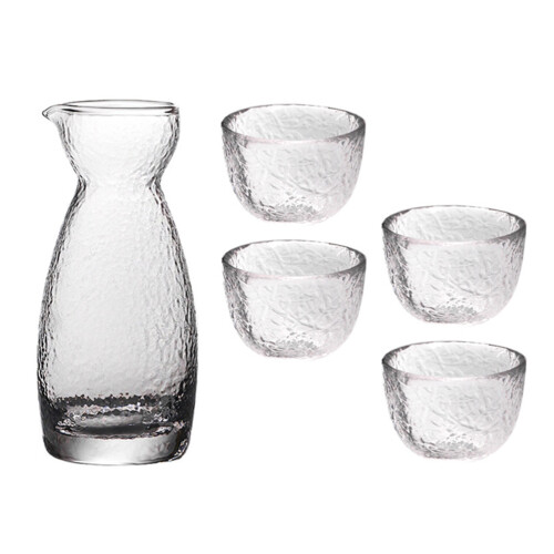 conjunto copos saquê japonês com garrafa e copo vinho transparente