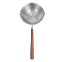 suppenkelle mit ausgüssen und langem griff