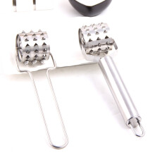 -fleischklopfer mit rollklopfer, pizzaroller und ausstecher