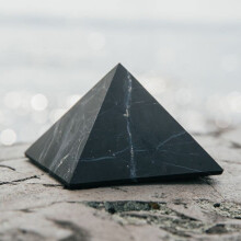 Natural Shungite Stones Crystals Pyramid Stone 3-4 cm Reiki Protection Balancing Root Purification 1 Pc