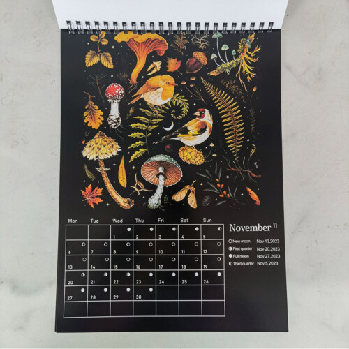 Wandkalender „Dark Forest“, reichhaltige 2