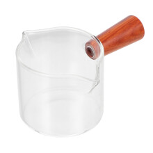 glasbecher mit füllstandsanzeige für milch zu hause party