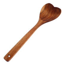herzförmiger holzlöffel mit langem griff zum rühren und servieren