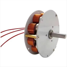 Mini gerador eólico com motor de manivela