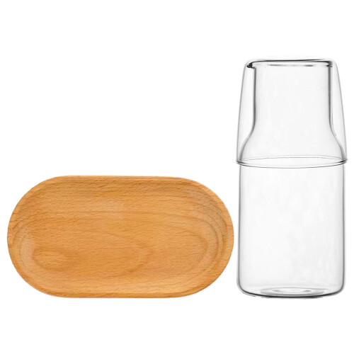 eine glaskaraffe mit tablett, transparent, zum