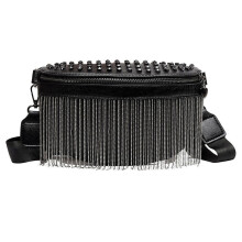 Modische schwarze PU-Umhängetasche mit Anhängern und Nieten – 24x15x1cm