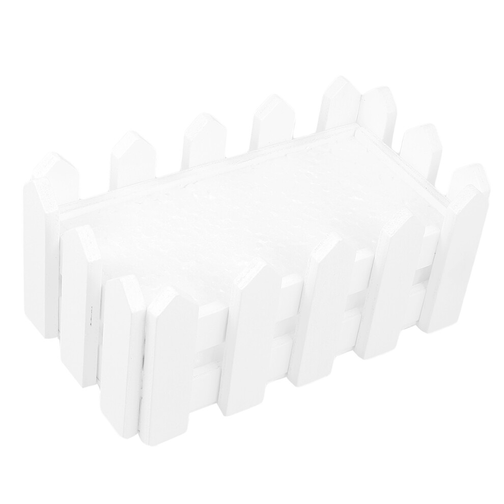 3 Sztuczne Kwiaty W Doniczkach Z Plastiku I Drewnianym Ogrodzeniem-image