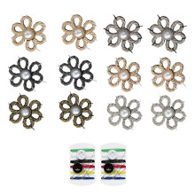 Boutons en alliage de fleurs cousus sur des boucles de serrage