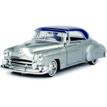 1950 Chevy Bel Air Lowrider in Silbermetallic mit blauem Metallic-Verdeck. Holen Sie sich ein Druckgussmodellauto der Low-Serie im Mastab 1:24 v