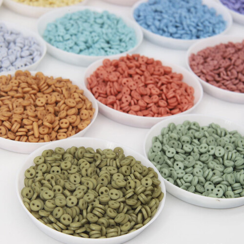 4 mm / 0,16 tommer Super Tiny Polyester Mat Finish Runde knapper Miniknapper Micro Mini-knap Perfekt til dukket?j (10 STK) 2