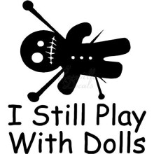 I Still Play with Dolls Witchcraft Voodoo Vinile adesivo per arredamento casa ufficio Dimensioni targa per veicolo - [6 pollici] / [15 cm] di alt