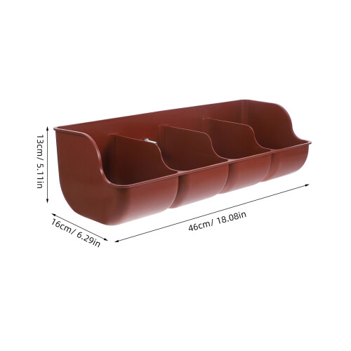plastic varkensvoerbak met 4 compartimenten op de 1