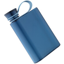 flache wiederverwendbare trinkflasche für unterwegs und reisen