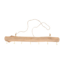 zweigförmiger Holzhaken an der Wand für Schmuck mit Jutekordel