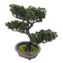 con flores artificiales y árbol de pino falso en maceta
